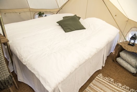 Man behøver ikke sove på jorden i teltene, der både har dobbeltseng, møbler og andre hotellignende faciliteter. Foto: Kim Dahl Hansen <i>Foto: Kim Dahl Hansen</i>