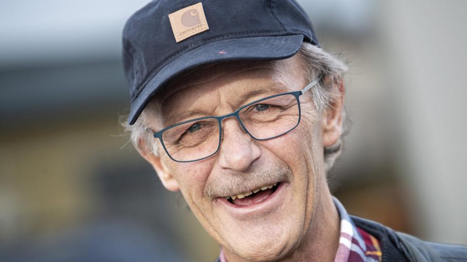 - En sygeplejerske i Aalborg spurgte mig, om det ikke var hårdt at køre dertil hver dag for at få kemo. Nej, svarede jeg. Når jeg når Feggesundfærgen, tager jeg resten af dagen som en feriedag. Det gælder om at bevare humøret, siger Poul Bak Pedersen.