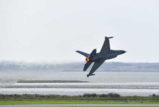 F-16 fra Skrydstrup træner opvisning over Aalborg i dag. Arkivfoto: Claus Søndberg