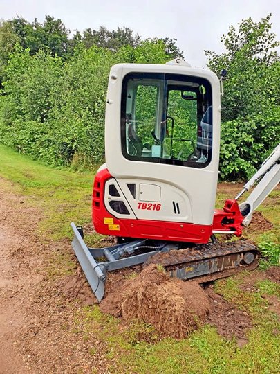 Denne røde og grå Takeuchi TB 216 forsvandt fra Sæby og er foreløbig ikke fundet. Privat foto
