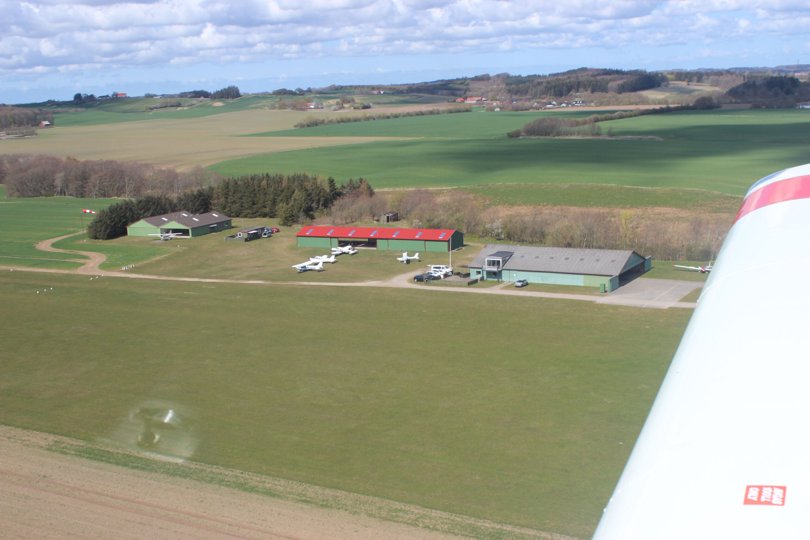 Sæby Flyveplads ved Ottestrup benyttes af sportsflyvere og svæveflyvere samt erhvervs- og fritidsflyvning især til og fra Læsø. Foto: Sæby Erhvervsforening