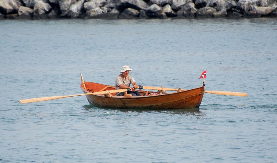 Bjarte Vestøl på vej ud af havnen i Hirtshals i sin 17 år gamle træbåd - en "oselvar" som i flere hundrede år har været brugt til sejlads langs den norske vestkyst. Foto: Birger Josephsen