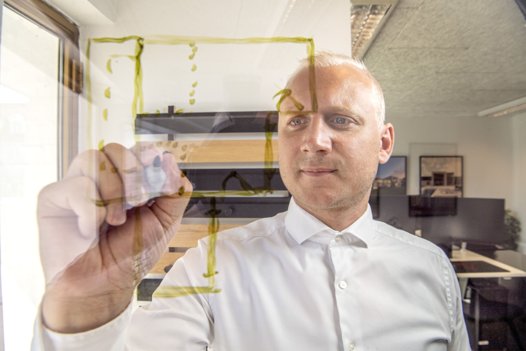 I 2021 var planen, at Henrik Pedersen og virksomhedens seks ansatte skulle fortsætte med at tegne i Nibe lang tid endnu. Den plan er nu kasseret. <i>Arkivfoto: Henrik Louis</i>