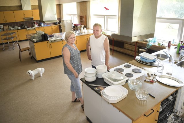 Ægteparret Peter Bonde Simonsen og Gitte Simonsen i det store gamle skolekøkken, hvor de ved købet har overtaget al inventaret. Lokalet bliver fremover en del af rammerne for aktiviteterne i dagtilbuddet.