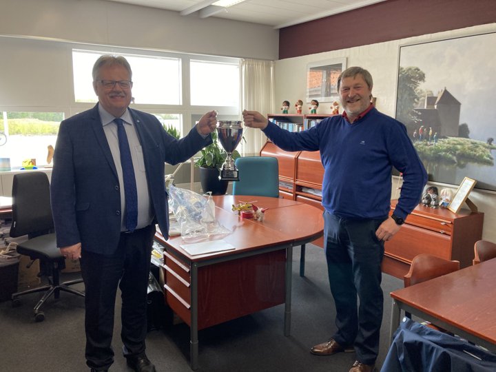 Pokalen bliver her overrakt på borgmesterens kontor. Den har inskriptionen "Vinder af Jammerbugt Ligaen 2021". Foto: Jammerbugt Kommune