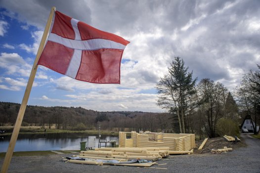 Fiskehytten på 65 kvadratmeter består af massive specielt tilrettede fyrretræsbjælker fra Estland. I næste uge kommer der en kran for at hælpe til med at hejse de op til otte meter lange og tunge massive fyrretræsbjælker på plads i op til tre meters højde. Foto: Martin Damgård