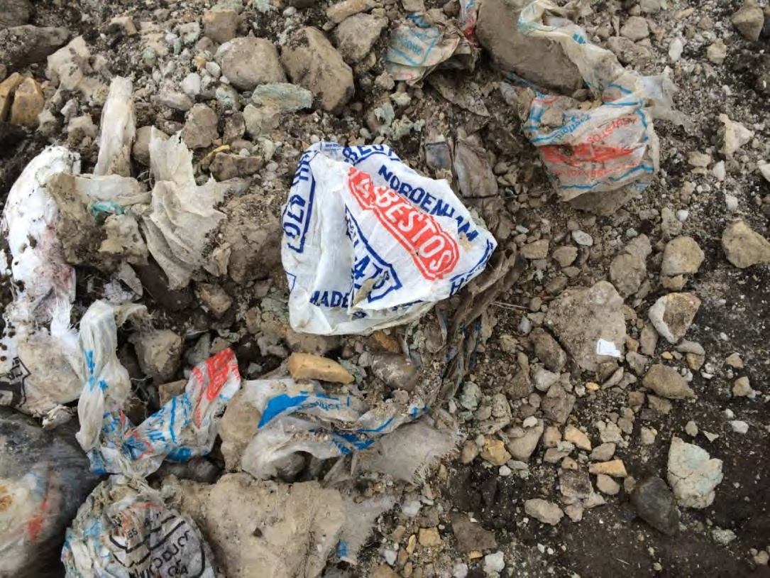 Omkring 300 tons asbestholdigt materiale måtte køres til deponi i 2015. Ifølge den gamle ansøgning fra 1976 består affaldet i området af Siporex, der er en slags letbeton, eternit og emballage. Kommunen søgte derudover om tilladelse til at supplere opfyldning med ”rent bygningsaffald”. Foto: Rambøll