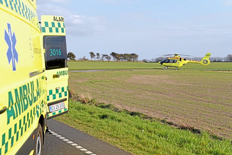 Ambulance og helikopter på ulykkesstedet. Foto: Jan H. Pedersen
