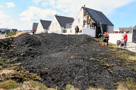Sommerhusene ligger tæt på Ferren Syd, og flere naboer så bekymret til, mens ilden rasede. Foto: Jan Pedersen
