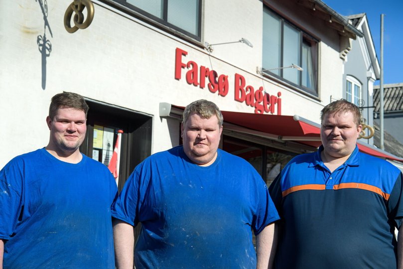 Michael, Peter og Henrik Holleufer har arbejdet hårdt for at få familiens bageri til at falde i omgivelsernes smag. Og det er lykkedes, så de er ved at vokse ud af butikken. Foto: Bo Lehm <i>Bo Lehm</i>