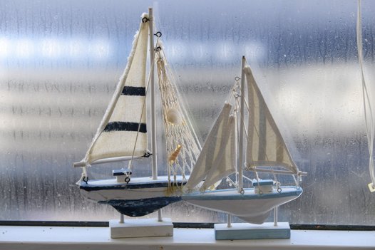 Pynt i vindueskarmen skaber sommerhusstemningen. Foto: Henrik Bo <i>Foto: Henrik Bo</i>