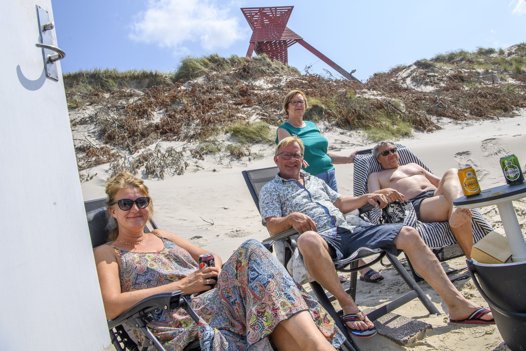 Anne Grethe Lundgaard med sin familie. Fra venstre: Datteren Jeanette, svigersønnen Per og kæresten, der også hedder Per. Anne Grethe fejrede i øvrigt sin 70-års-fødselsdag på stranden i Blokhus. Foto: Henrik Bo <i>Foto: Henrik Bo</i>