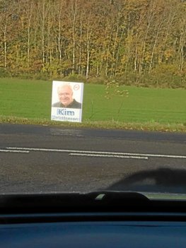 Frem for en traditionel placering i lygtepæle har Kim Christiansen valgt at placere sine valgplakater på stativer i vejsiden. Privatfoto