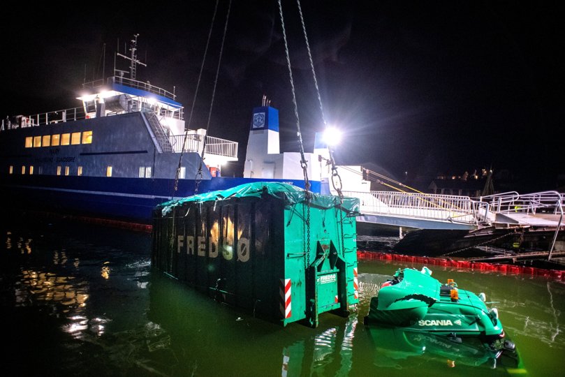 Den "druknede lastbil" trak tirsdagens igennem masser af nysgerrige til færgelejet i Hvalpsund. Foto: Torben Hansen
