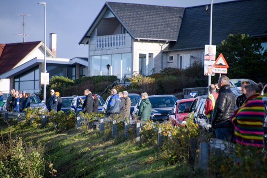 Tirsdagen igennem var der masser af folk på havnen i Hvalpsund for at se arbejdet med at bringe lastbilen fra vand til land. Foto: Bo Lehm <i>Bo Lehm</i>