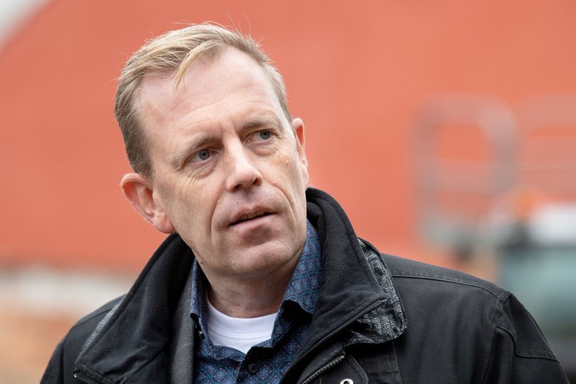 Peter Stecher (K), formand for teknik- og miljøudvalget, er stolt over, at tre bygninger i Vestergade er ved at blive revet ned. Det markerer starten på omdannelsen af den nærliggende Banegårdspladsen. Foto: Bente Poder <i>Foto: Bente Poder</i>