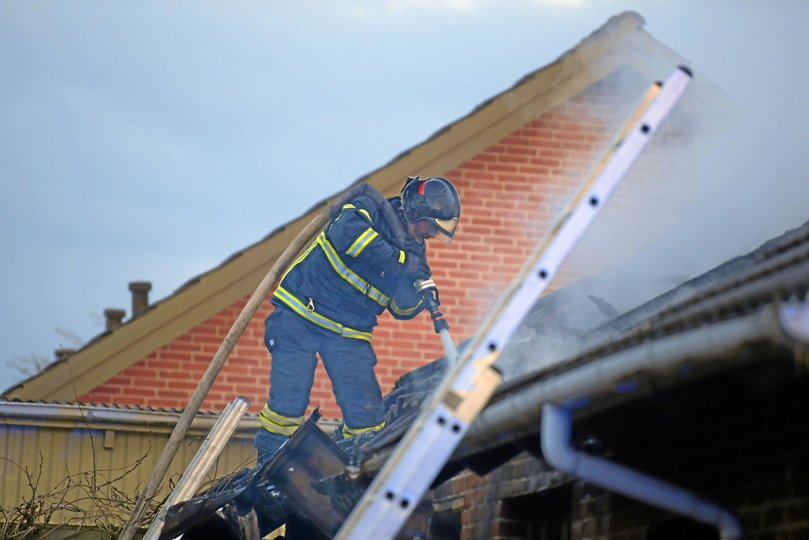 Ilden raserede huset og gik gennem taget. Foto: Henrik Louis
