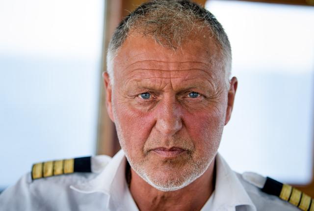58-årige Benny Bak fra Vorupør har i fire år været skipper på Næssundfærgen, og det er et job, han nyder.
