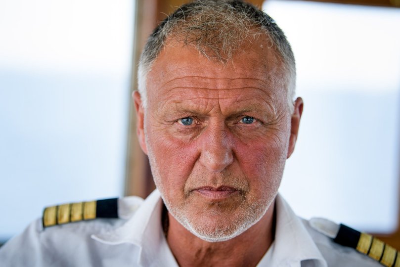 58-årige Benny Bak fra Vorupør har i fire år været skipper på Næssundfærgen, og det er et job, han nyder. <i>Bo Lehm</i>