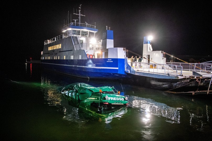 Ved færgelejet i Hvalpsund blev lastbilen med anhænger trukket helt op på siden af færgen, før den egentlige hævning af lastbilen i tre stykker gik i gang. Foto: Torben Hansen
