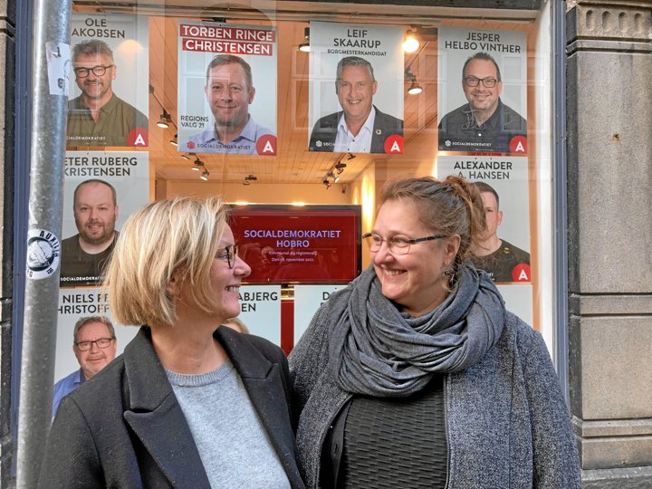 Trine Blaabjerg Petersen (tv) og Dorthe Buddum serverer gerne en kop kaffe og en snak om politik i den nye butik i Adelgade 24 i Hobro.