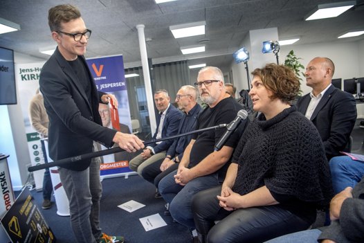 Udsatte borgere er vigtigst for Malene Ingwersen fra Enhedslisten. - Ikke middelklassen, som kulturen taler til, sagde hun på vælgermødet i Hobro. Konceptchef på Nordjyske Tom Bue holder mikrofonen. Foto: Lars Pauli <i>Foto: Lars Pauli</i>