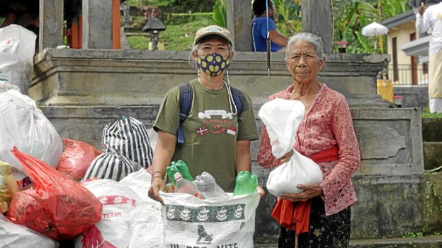 En del af nødhjælpen er et projekt, hvor de lokale kan komme med indsamlet og sorteret plastik-affald og få det byttet til ris. Privatfoto