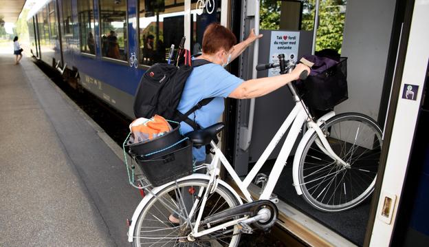 Højdeforskellen på tog og perron giver problemer for folk, der skal have cykler eller barnevogne med - og for folk i kørestol og folk, der ikke er så mobile. Det kræver en vis adræthed at komme ombord på toget. <i>Arkivfoto: Henrik Bo</i>