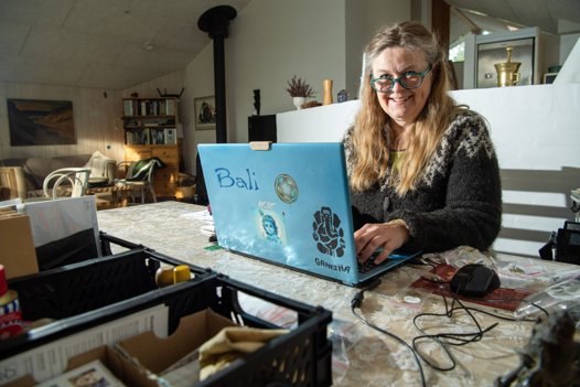 Theas webshop, der importerer og sælger smykker fra Bali, kan heldigvis passes hvor som helst, når bare hun har sin computer med. Foto: Bente PoderT