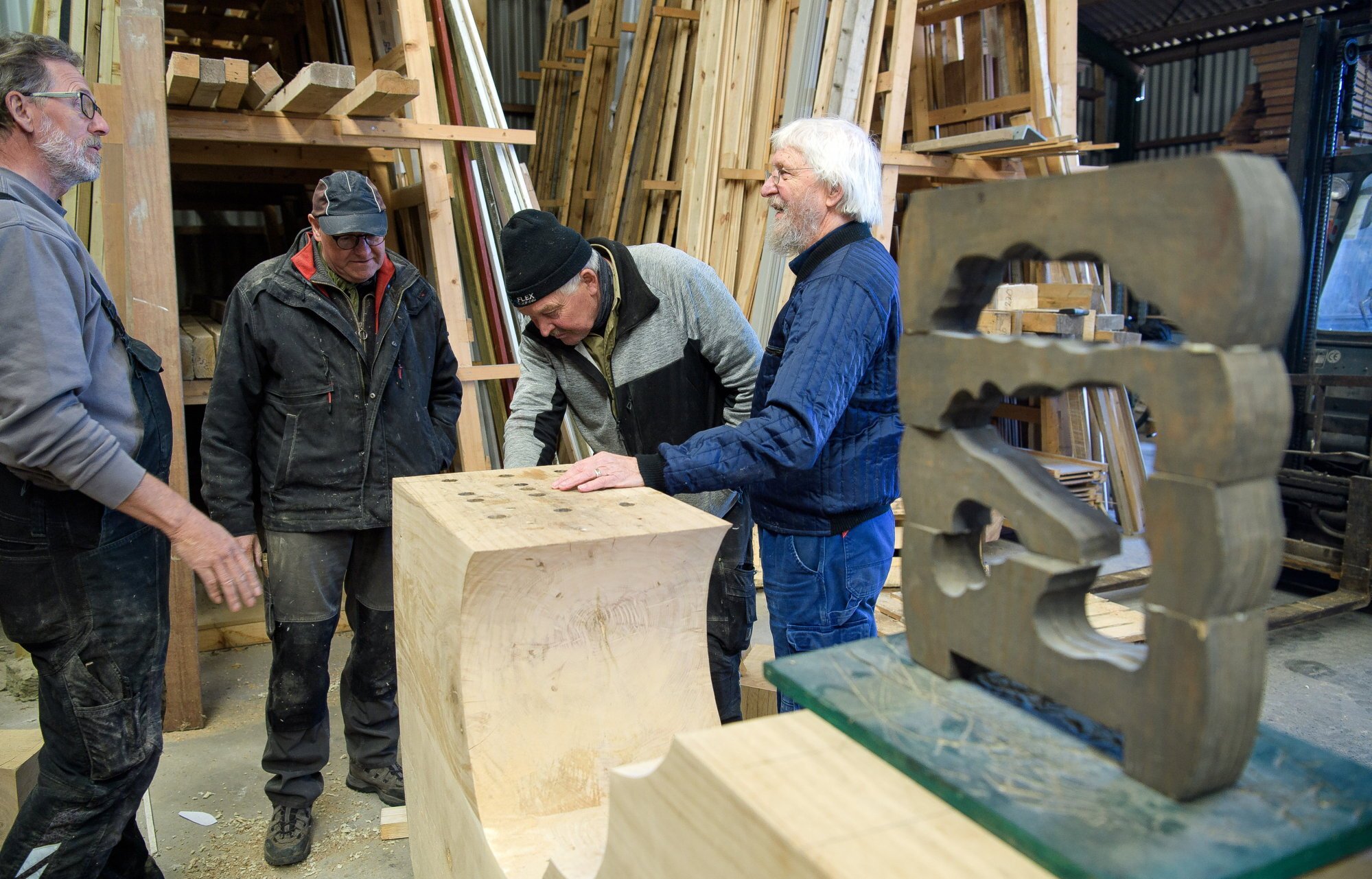 Kunstner og tømrere arbejder gratis: Skulptur på vej til Nors