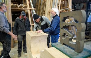 Kunstner og tømrere arbejder gratis: Skulptur på vej til Nors