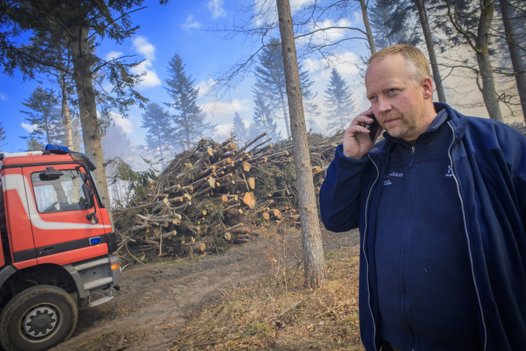 Svend Lassen er i gang med at koordinere, mens flammerne klarede naturgenopretningen. Foto: Martin Damgaard