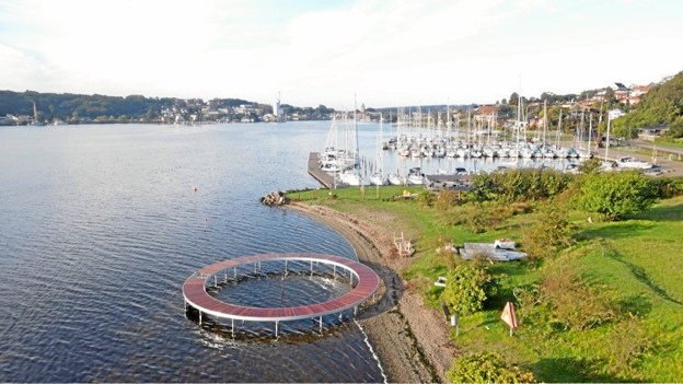 Den nye badebro er - som sin forgænger - placeret ved Sildehagen tæt ved lystbådehavnen i Hobro. Privatfoto