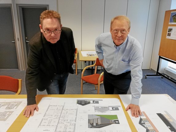 Formand Henrik René Christensen og forretningsfører Peter N. Pedersen, da de præsenterede planerne for de 10 nye boliger i Øster Jølby.
