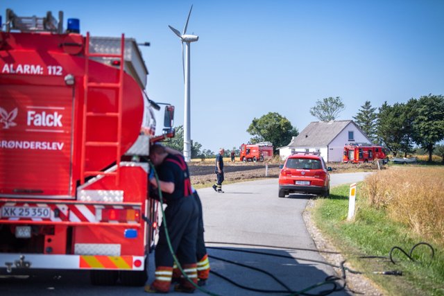 Fem køretøjer og brandfolk fra tre stationer hjalp med til, at markbranden ved Tollestrup ikke spredte sig til et nærliggende hus samt en uhøstet mark. Foto: Torben Hansen