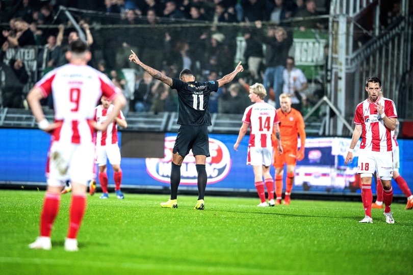 Det var ikke nogen god mandag aften for de rød-hvide fra AaB, der tabte 2-5 på hjemmebane. Uden for stadion opstod der dramatik inden kampen, da en ukendt person kastede sten mod en bus med besøgende Viborg-fans. Foto: Torben Hansen
