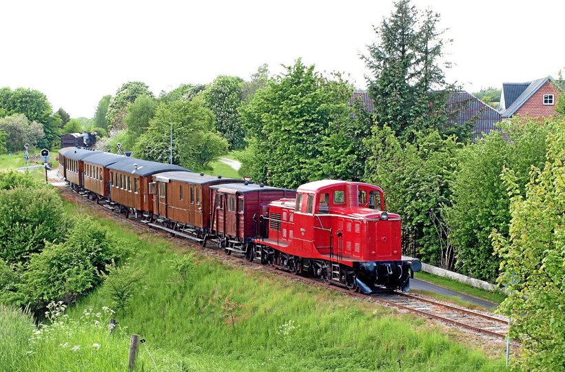 I den kommende tid bliver det op til Mariager-Handest Veteranjernbanes flotte røde diesellokomotiv fra 1953 at føre togvognene med turister sikkert gennem Østhimmerland. Privatfoto