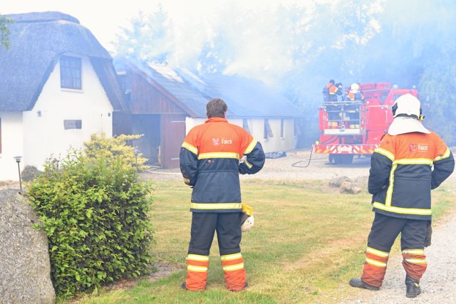 Ilden opstod tilsyneladende i et fyrrum i bygningen bagerst. Foto: Jan Pedersen