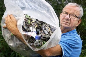 Fladskærm, hjulkapsler og dåser: Pensionist har samlet 4000 dåser i vejkanten