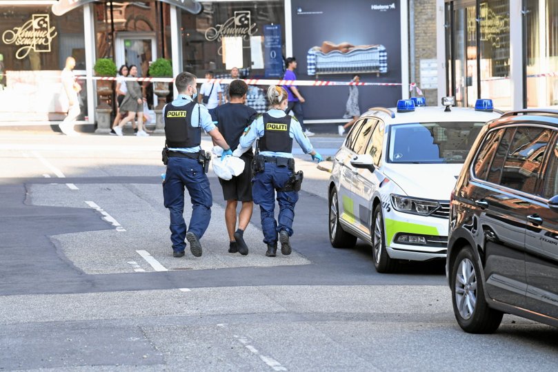 Politiet fører en af de anholdte bort. Foto: Jan H. Pedersen