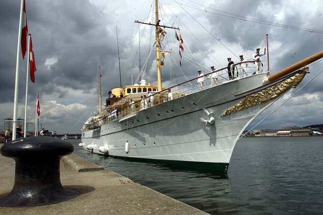 Dronningen er om bord på Kongeskibet Dannebrog, når det anløber Hanstholm Havn den 30. august 2021. Arkivfoto