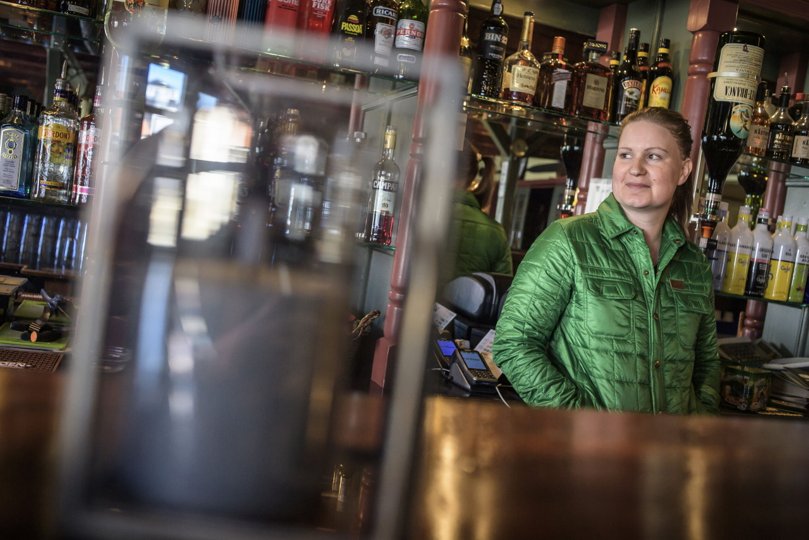 - Det er vigtigt for mig, at de brune værtshuse bliver ved med at bevare nostalgien. Alt skal ikke være moderne og nyt, siger Nadja Vinther, forpagter af værtshuset Lanternen i Blokhus. Foto: Martin Damgård