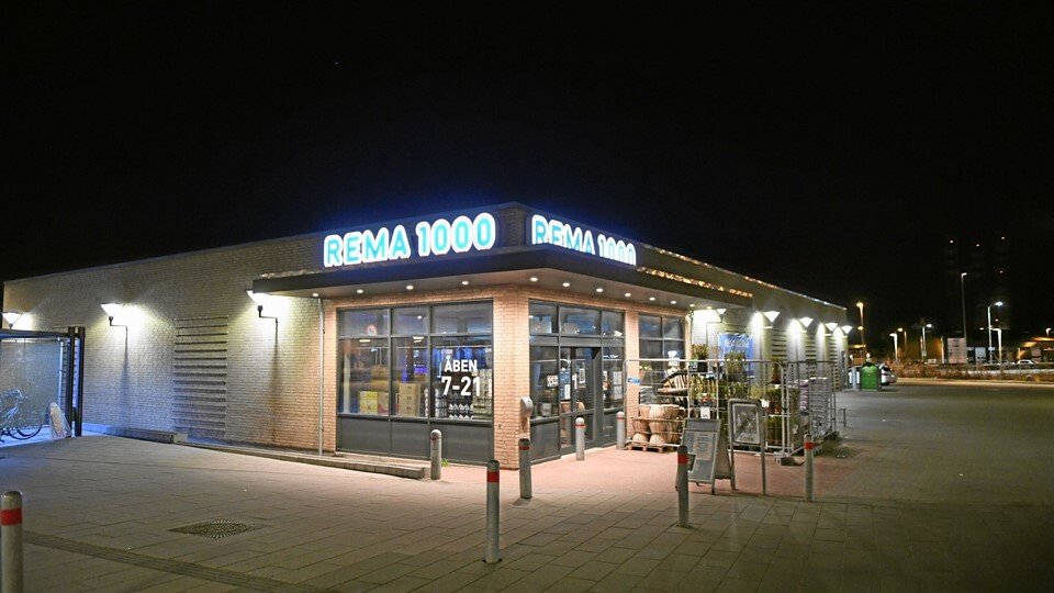 Ved røveriet lørdag aften blev en ansat i Rema 1000 her i Frederikshavn truet med kniv. Foto: Jan Pedersen