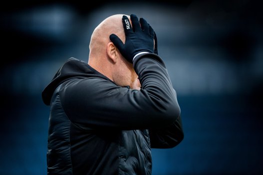 Henrik Pedersen reagerede i pausen, men han fik flere gode grunde til at græmme sig i de sidste 45 minutter. Arkivfoto: Torben Hansen