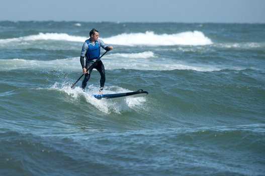 Det ser let ud, når en erfaren surfer som Kasper Brix rider på bølgerne - men selv for ham var dagen en udfordring. Så kend dine grænser, og lad være med at rode dig ud i noget, du ikke kan styre. Der kommer en ny dag i morgen. Foto: Bente Poder