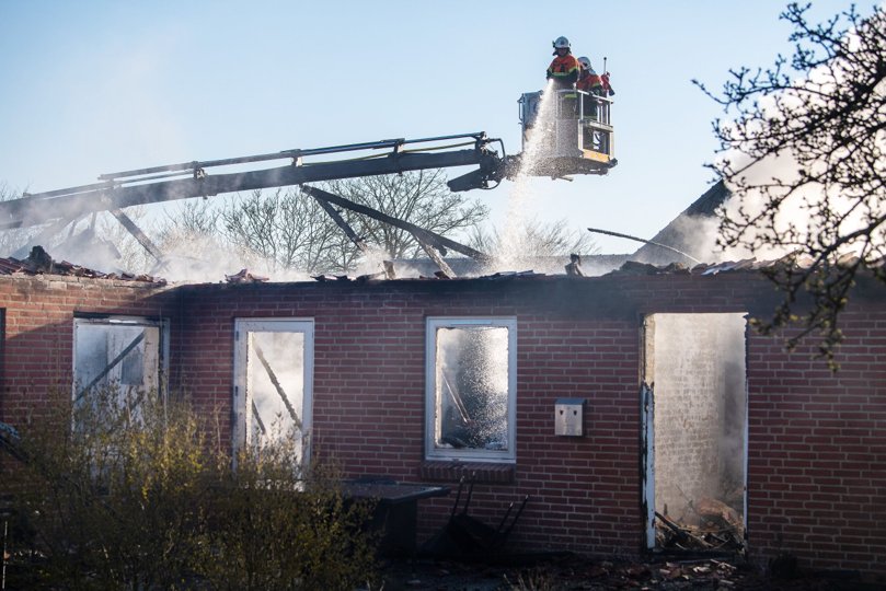 Bygningen er totalt udbrændt, og en mand er blevet anholdt for forsætlig brandstiftelse. Foto: Henrik Bo <i>Foto: Henrik Bo</i>
