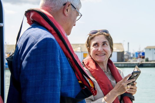 Hirtshals Havn får besøg af Frankrigs ambassadør Caroline Ferrari og de sejler rundt for at se på den kommende havneudvidelse. Formand for Hirtshals Havn Anker Laden-Andersen håb er at få franske energiselskaber til at investere i grøn energi på den nordjyske havn. <i>Foto: Henrik Bo</i>