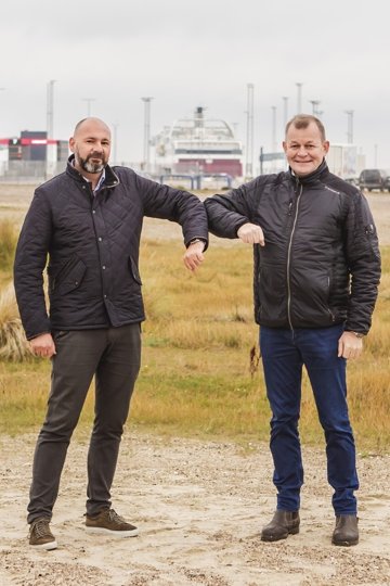 Det er det norske rederi Fjord Line, der er hovedaktionær i NXT Green Energy. Her ses Fjordlines danske direktør Claus Riis (tv) sammen med Jens Peter Lunden (th) på den tiltænkte byggegrund på Hirtshals Havn. Pressefoto