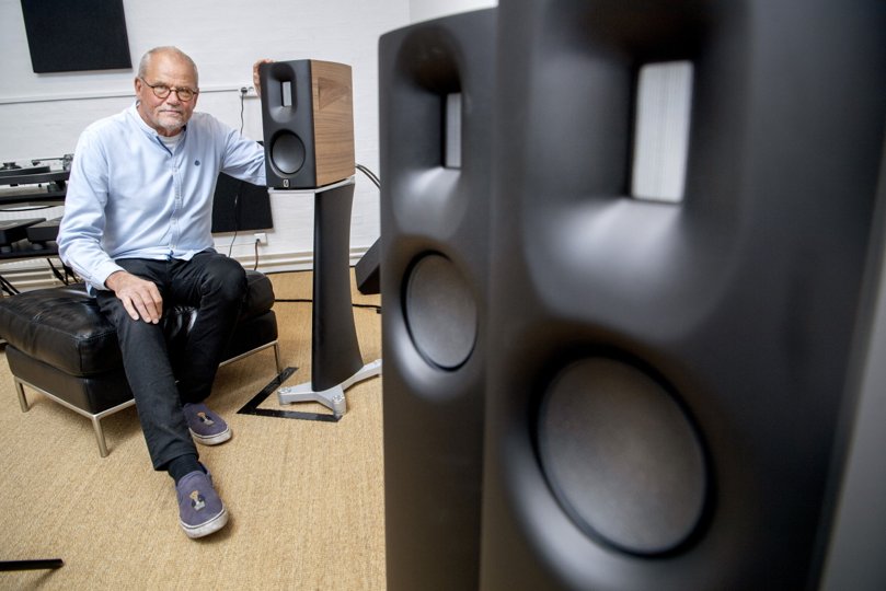 En højtaler behøver ikke at være stor for at levere stor lyd. Det betyder imidlertid ikke, at prisen er lav. Lars Kristensen med model Borresen 01 til 150.000 kroner for en enkelt. <i>Foto: Lars Pauli</i>