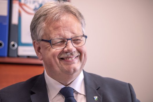 Foreningslivet fylder en del i V-politiker Mogens Christen Gades fritid. I Skovsgård er han stadig grøn spejder på 49. år, ligesom han i sin tid spillede trompet i byens hornorkester. - Da jeg for nogle år siden spillede for mig selv i vores garage, kom vores nabodreng løbende ind til min kone og råbte: "Lene, Lene, hvad er der galt?" Sidan da har jeg ikke spillet så meget, afslører han. Foto: Henrik Louis <i>Foto:Henrik Simonsen</i>